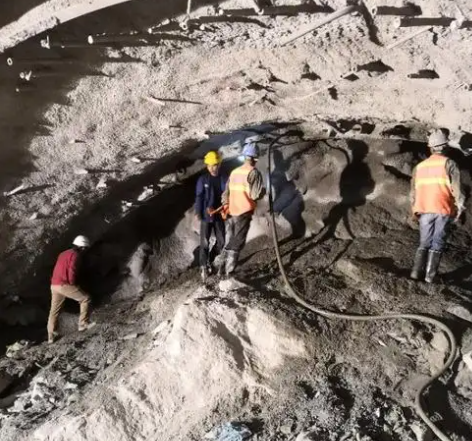 东辽拱顶带模注浆料的施工流程及注意事项